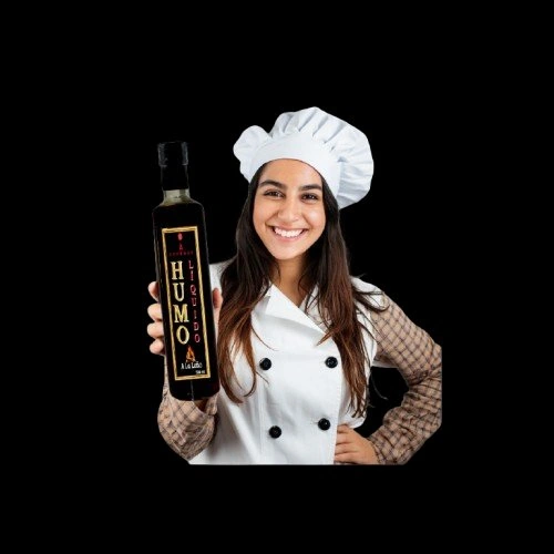 Cocinero usando humo líquido La Leña en la cocina peruana